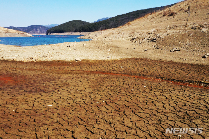 [화순=뉴시스] 이영주 기자 = 3일 오전 전남 화순군 이서면 동복호 상류 한 줄기가 메말라 갈라져있다. 광주 시민의 주요 식수원인 동복호를 가두고 있는 동복댐의 저수율은 이날 기준 20.96%를 기록하면서 연일 감소하고 있다. 현 추세대로라면 동복호는 오는 5월 고갈될 위기다. 2023.03.03. leeyj2578@newsis.com