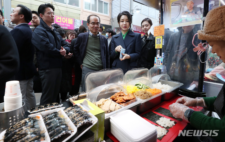 [포항=뉴시스] 홍효식 기자 = 윤석열 대통령 부인 김건희 여사가 3일 경북 포항 죽도시장을 방문해 김밥을 시식한 뒤 구매하고 있다. 2023.03.03. yesphoto@newsis.com