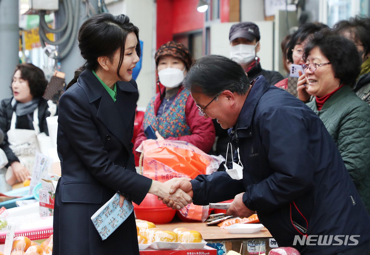 [포항=뉴시스] 홍효식 기자 = 윤석열 대통령 부인 김건희 여사가 3일 경북 포항 죽도시장을 방문해 상인과 인사하고 있다. 2023.03.03. yesphoto@newsis.com