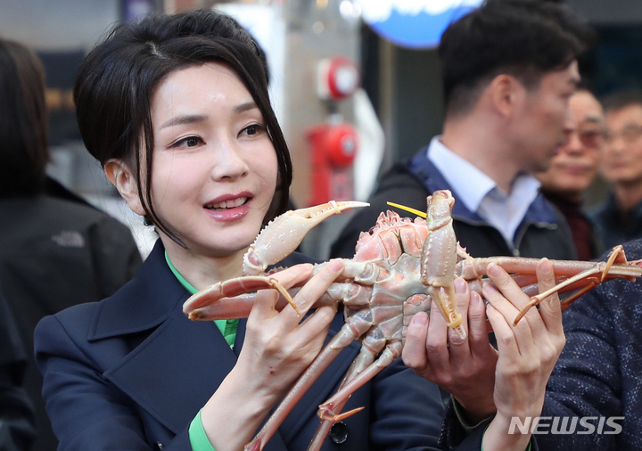 [포항=뉴시스] 홍효식 기자 = 윤석열 대통령 부인 김건희 여사가 3일 경북 포항 죽도시장을 방문해 대게를 살펴보고 있다. 2023.03.03. yesphoto@newsis.com