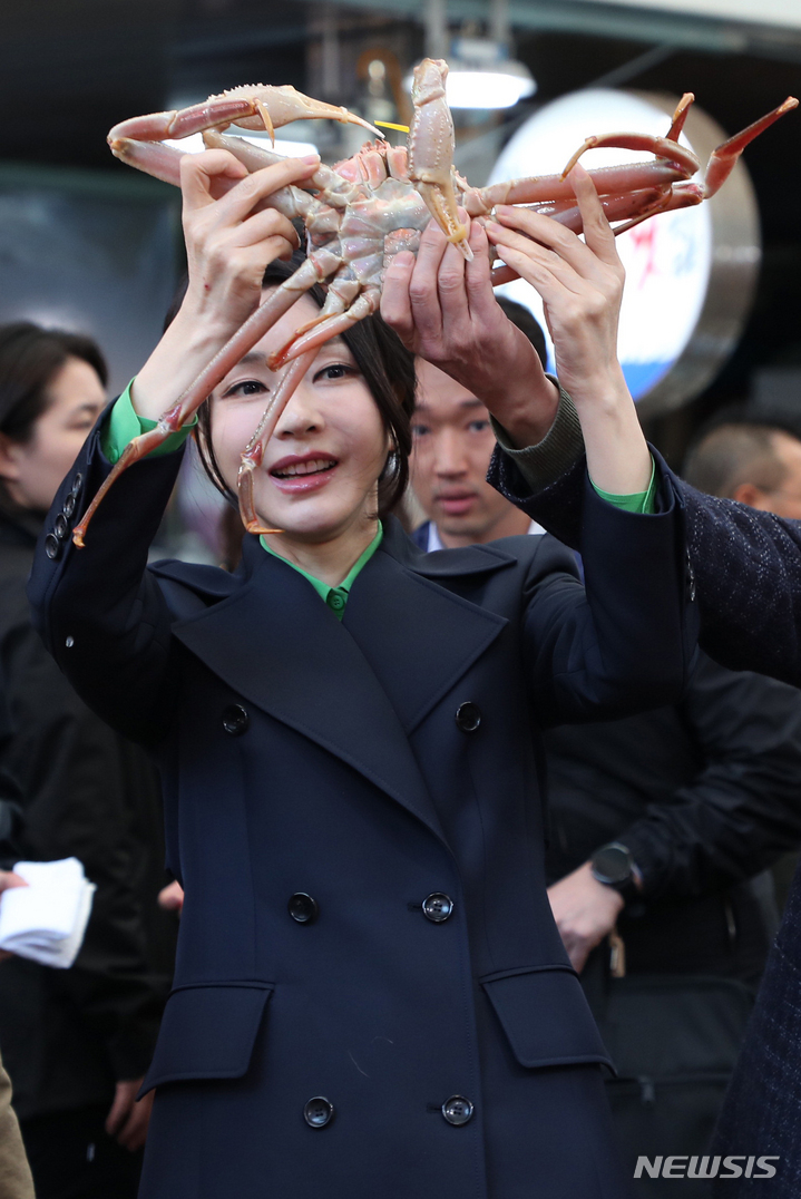 [포항=뉴시스] 홍효식 기자 = 윤석열 대통령 부인 김건희 여사가 3일 경북 포항 죽도시장을 방문해 대게를 살펴보고 있다. 2023.03.03. yesphoto@newsis.com