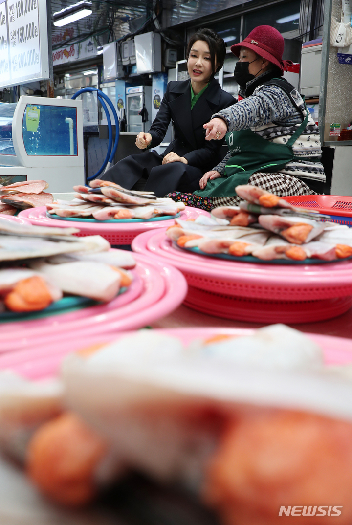 [포항=뉴시스] 홍효식 기자 = 윤석열 대통령 부인 김건희 여사가 3일 경북 포항 죽도시장을 방문해 상인과 대화하고 있다. 2023.03.03. yesphoto@newsis.com