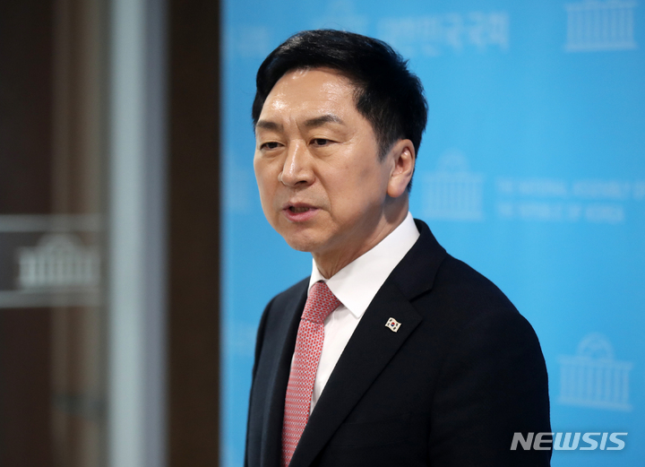[서울=뉴시스] 고범준 기자 = 김기현 국민의힘 당대표 후보가 3일 오후 서울 여의도 국회 소통관에서 전당대회 관련 기자회견을 마치고 취재진 질문에 답하고 있다. 2023.03.03. bjko@newsis.com