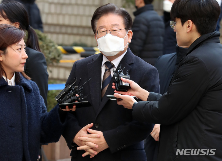 [서울=뉴시스] 이영환 기자 = 제20대 대통령 선거 과정에서 허위 발언을 한 혐의로 재판에 넘겨진 이재명 더불어민주당 대표가 3일 오후 서울 서초구 서울중앙지방법원에서 휴정 후 재개된 1차 공판에 출석하며 취재진의 질문에 답하고 있다. 2023.03.03. 20hwan@newsis.com