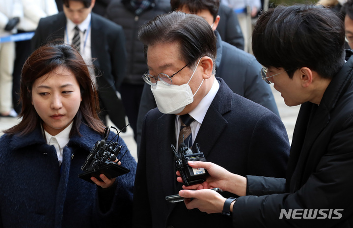 [서울=뉴시스] 이영환 기자 = 제20대 대통령 선거 과정에서 허위 발언을 한 혐의로 재판에 넘겨진 이재명 더불어민주당 대표가 3일 오후 서울 서초구 서울중앙지방법원에서 휴정 후 재개된 1차 공판에 출석하고 있다. 2023.03.03. 20hwan@newsis.com