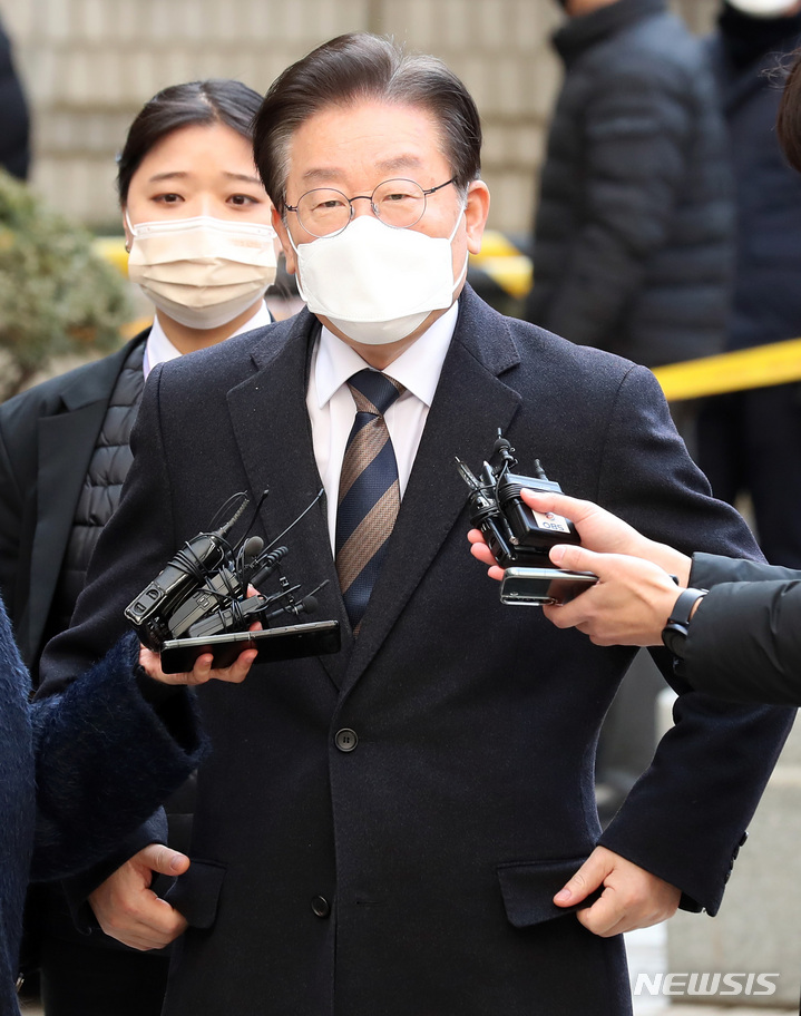 [서울=뉴시스] 이영환 기자 = 제20대 대통령 선거 과정에서 허위 발언을 한 혐의로 재판에 넘겨진 이재명 더불어민주당 대표가 3일 오후 서울 서초구 서울중앙지방법원에서 휴정 후 재개된 1차 공판에 출석하며 취재진의 질문에 답하고 있다. 2023.03.03. 20hwan@newsis.com