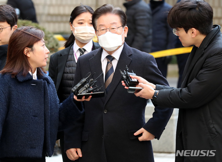 [서울=뉴시스] 이영환 기자 = 제20대 대통령 선거 과정에서 허위 발언을 한 혐의로 재판에 넘겨진 이재명 더불어민주당 대표가 3일 오후 서울 서초구 서울중앙지방법원에서 휴정 후 재개된 1차 공판에 출석하며 취재진의 질문에 답하고 있다. 2023.03.03. 20hwan@newsis.com