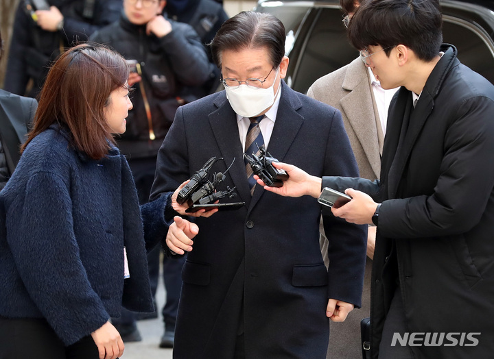 [서울=뉴시스] 이영환 기자 = 제20대 대통령 선거 과정에서 허위 발언을 한 혐의로 재판에 넘겨진 이재명 더불어민주당 대표가 지난 3일 오후 서울 서초구 서울중앙지방법원에서 휴정 후 재개된 1차 공판에 출석하고 있다. 2023.03.03. 20hwan@newsis.com