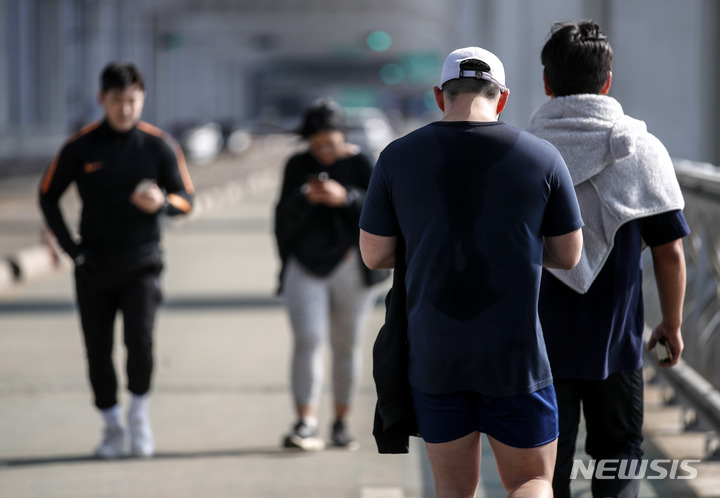 [서울=뉴시스] 정병혁 기자 = 완연한 봄날씨를 보인 3일 오후 서울 서초구 잠수교를 찾은 시민들이 가벼운 옷차림으로 운동을 하고 있다. 2023.03.03. jhope@newsis.com