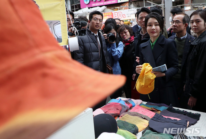 [포항=뉴시스] 홍효식 기자 = 윤석열 대통령 부인 김건희 여사가 3일 경북 포항 죽도시장을 방문해 모자를 구입하고 있다. 2023.03.03. yesphoto@newsis.com