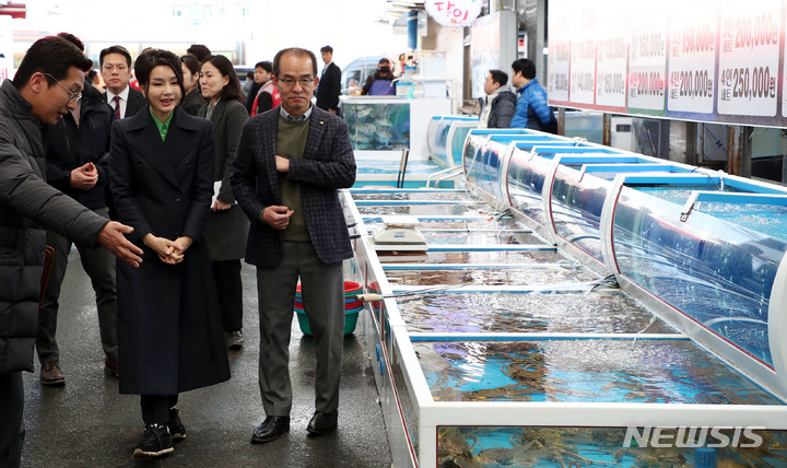 [포항=뉴시스] 홍효식 기자 = 윤석열 대통령 부인 김건희 여사가 3일 경북 포항 죽도시장을 방문하고 있다. 2023.03.03. yesphoto@newsis.com