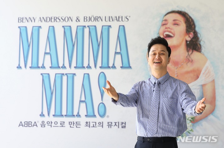 [서울=뉴시스] 조성봉 기자 = 뮤지컬 ‘맘마미아!’에서 샘 역할을 맡은 배우 장현성이 2일 오후 서울 중구 충무아트센터에서 뉴시스와 인터뷰를 하기 전 포즈를 취하고 있다. 2023.03.04. suncho21@newsis.com