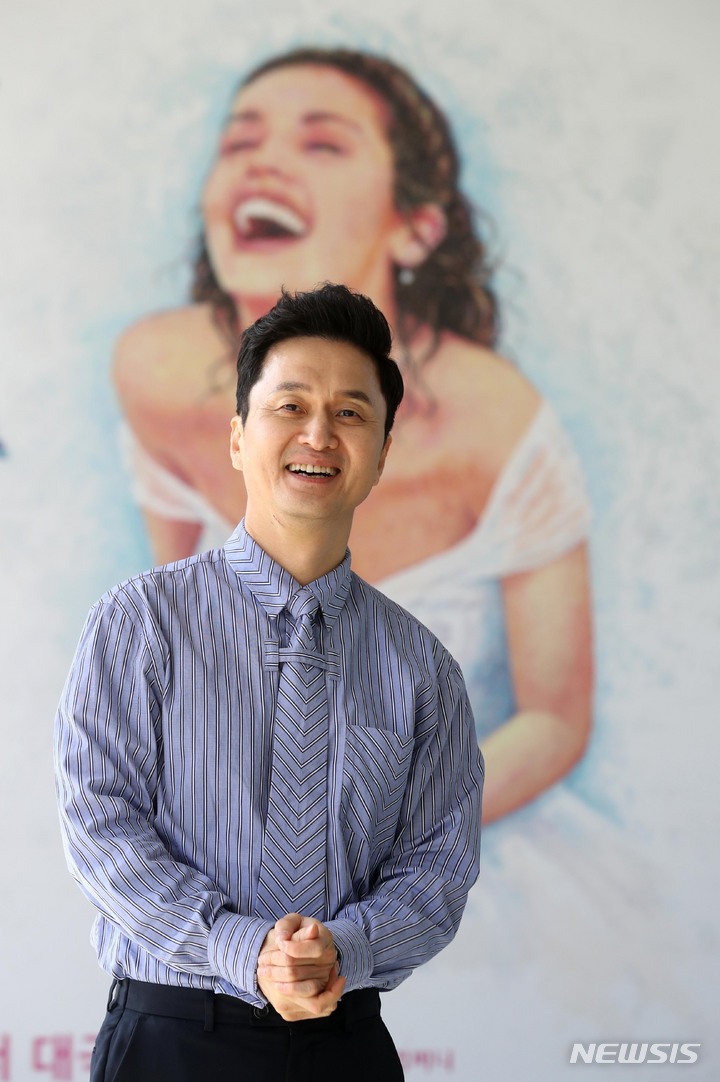 [서울=뉴시스] 조성봉 기자 = 뮤지컬 ‘맘마미아!’에서 샘 역할을 맡은 배우 장현성이 2일 오후 서울 중구 충무아트센터에서 뉴시스와 인터뷰를 하기 전 포즈를 취하고 있다. 2023.03.04. suncho21@newsis.com