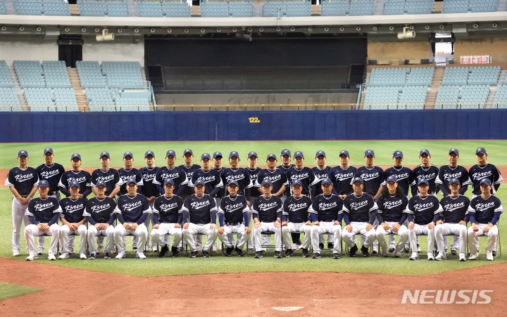 [서울=뉴시스] 김선웅 기자 = WBC에 출전하는 야구대표팀의 이강철 감독 및 선수단이 3일 서울 구로구 고척스카이돔에서 SSG와의 연습경기를 앞두고 기념촬영을 하고 있다. 2023.03.03. mangusta@newsis.com