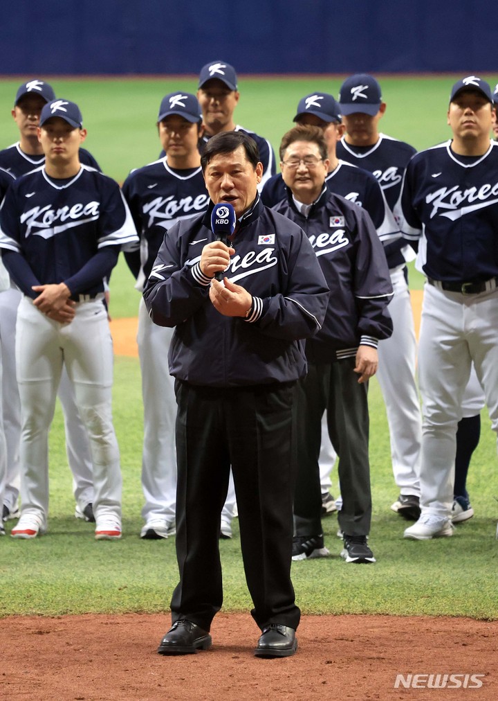 [서울=뉴시스] 김선웅 기자 = 허구연 KBO 총재가 3일 서울 구로구 고척스카이돔에서 열린 WBC 붐업 서포터즈 발대식에서 인사말을 하고 있다. 2023.03.03. mangusta@newsis.com