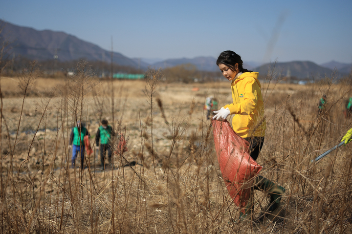 [포항=뉴시스] 윤석열 대통령 부인 김건희 여사가 3일 경북 포항 기계천에서 환경정화 활동을 하고 있다. (사진=대통령실 제공) 2023.03.03. yesphoto@newsis.com *재판매 및 DB 금지