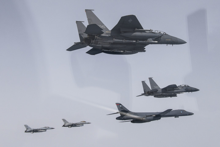 [서울=뉴시스] 김근수 기자 = 한미 공군이 3일 한반도 서해 및 중부내륙 상공에서 우리측 F-15K, KF-16 전투기와 미측 B-1B 전략폭격기가 참여한 가운데 연합공중훈련을 실시하고 있다. (사진= 대한민국 국방부 제공) 2023.03.03. photo@newsis.com *재판매 및 DB 금지