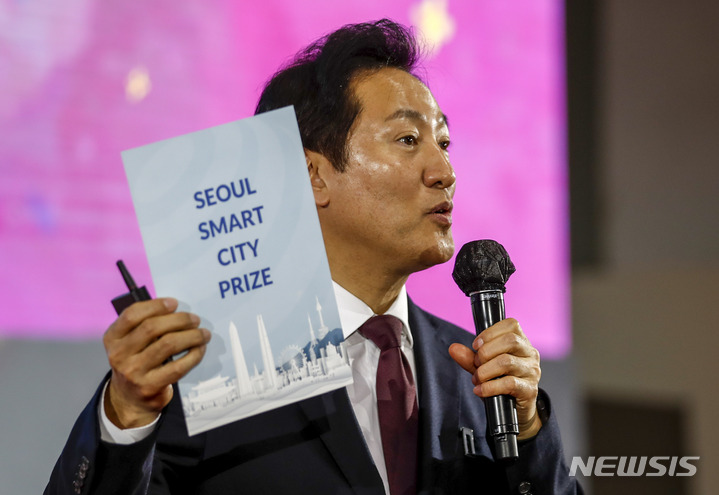 [서울=뉴시스] 정병혁 기자 = 오세훈 서울시장이 3일 오후 서울 서초구 반포한강공원 세빛섬에서 열린 서울시 주한대사 초청 춘계인사회에서 각 국 대사들에게 서울비전 브리핑을 하고 있다. 2023.03.03. jhope@newsis.com
