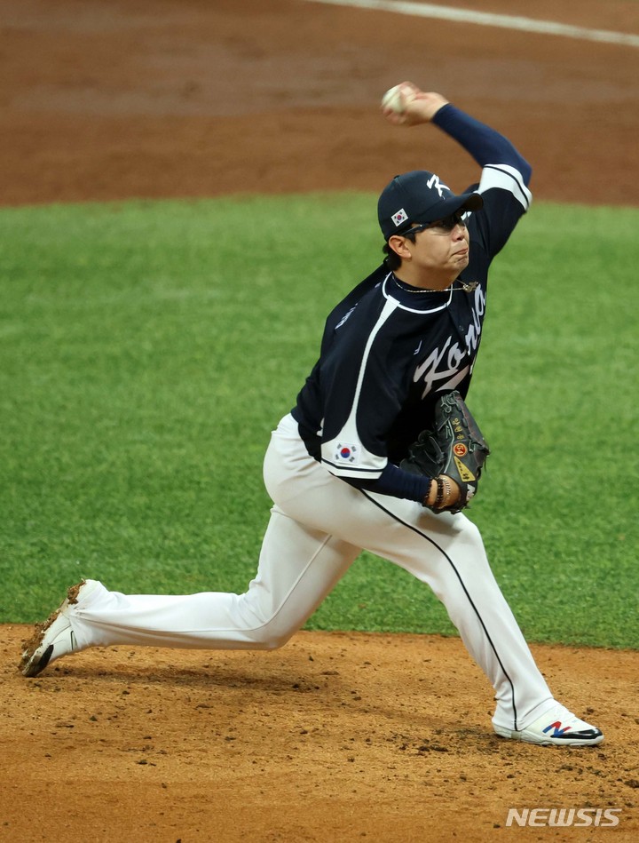 [서울=뉴시스] 김선웅 기자 = 3일 서울 구로구 고척스카이돔에서 열린 대한민국 대표팀과 SSG의 경기, 4회초 양현종이 역투하고 있다. 2023.03.03. mangusta@newsis.com