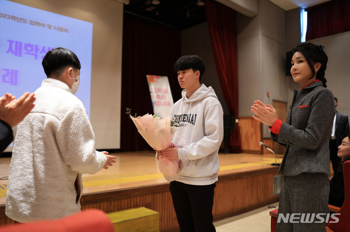 [서울=뉴시스] 윤석열 대통령 부인 김건희 여사가 2일 서울 종로구 서울맹학교에서 열린 입학식에 참석해 신입생과 재학생의 상견례를 축하하고 있다. (사진=대통령실 제공) 2023.03.02. photo@newsis.com