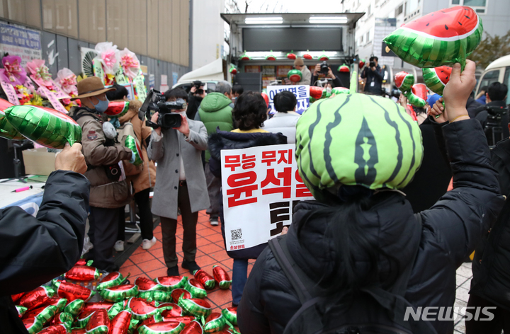 [서울=뉴시스] 고범준 기자 = 이재명 더불어민주당 대표 강성 지지자들로 구성된 더불어수박깨기운동본부 회원들이 지난 3월3일 오후 서울 영등포구 더불어민주당 당사 앞에서 이 대표 체포동의안 표결에 반란표를 던진 민주당 의원들을 겨냥하는 집회를 하고 있다. 이 수박은 겉은 민주당, 속은 국민의힘이란 뜻이다. 2023.03.03. bjko@newsis.com