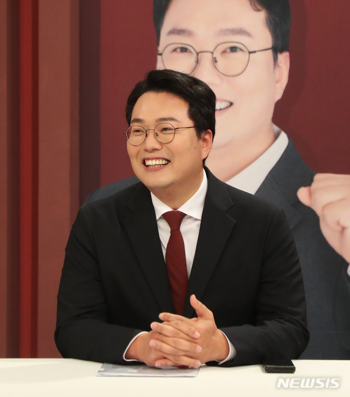 [서울=뉴시스] 국회사진기자단 = 천하람 국민의힘 당대표 후보가 지난 3월3일 서울 마포구 채널A 스튜디오에서 열린 국민의힘 당대표 후보자 토론회가 시작되기 전 준비를 하고 있다. 2023.03.03. photo@newsis.com