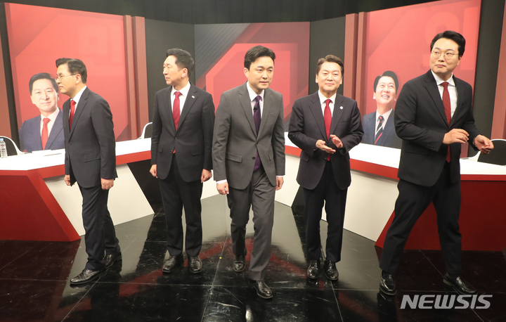 [서울=뉴시스] 국회사진기자단 = 국민의힘 당대표 후보들과 김종석 앵커가 3일 서울 마포구 채널A에서 열린 국민의힘 당대표 후보자 토론회에 참석해 기념촬영을 하고 있다. 왼쪽부터 황교안 후보, 김기현 후보, 김종석 앵커, 안철수 후보, 천하람 후보. 2023.03.03. photo@newsis.com