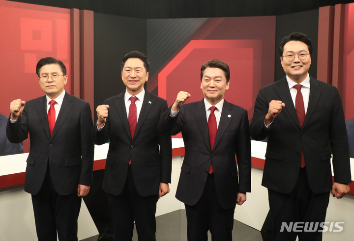 [서울=뉴시스] 국회사진기자단 = 국민의힘 당대표 후보들이 3일 서울 마포구 채널A 스튜디오에서 열린 국민의힘 당대표 후보자 토론회에 참석해 기념촬영을 하고 있다. 왼쪽부터 황교안 후보, 김기현 후보, 안철수 후보, 천하람 후보. 2023.03.03. photo@newsis.com