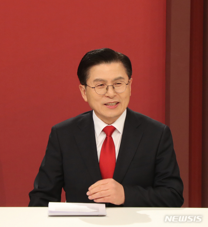 [서울=뉴시스] 국회사진기자단 = 황교안 국민의힘 당대표 후보가 3일 서울 마포구 채널A 스튜디오에서 열린 국민의힘 당대표 후보자 토론회가 시작되기 전 준비를 하고 있다. 2023.03.03. photo@newsis.com