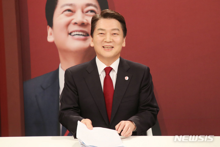 [서울=뉴시스] 국회사진기자단 = 안철수 국민의힘 당대표 후보가 3일 서울 마포구 채널A 스튜디오에서 열린 국민의힘 당대표 후보자 토론회가 시작되기 전 준비를 하고 있다. 2023.03.03. photo@newsis.com