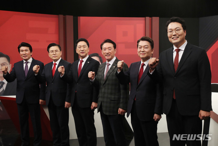 [서울=뉴시스] 국회사진기자단 = 국민의힘 당대표 후보들이 3일 서울 마포구 채널A 스튜디오에서 열린 국민의힘 당대표 후보자 토론회에 참석해 기념촬영을 하고 있다. 왼쪽부터 황상무 위원, 황교안 후보, 김기현 후보, 안철수 후보, 천하람 후보. 2023.03.03. photo@newsis.com