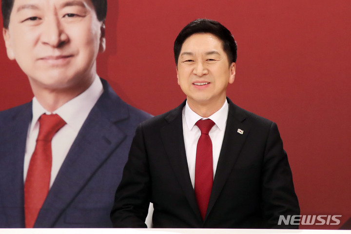 [서울=뉴시스] 국회사진기자단 = 김기현 국민의힘 당대표 후보가 3일 서울 마포구 채널A 스튜디오에서 열린 국민의힘 당대표 후보자 토론회가 시작되기 전 준비를 하고 있다. 2023.03.03. photo@newsis.com