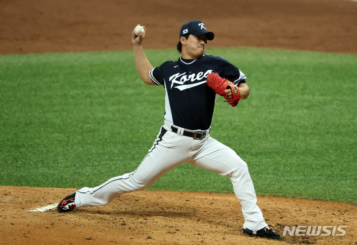 [서울=뉴시스] 김선웅 기자 = 3일 서울 구로구 고척스카이돔에서 열린 대한민국 대표팀과 SSG의 경기, 8회말 고우석이 역투하고 있다. 2023.03.03. mangusta@newsis.com