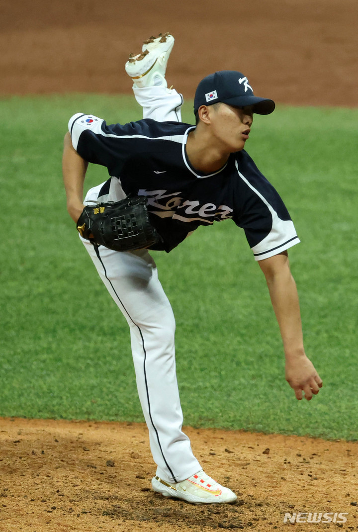[서울=뉴시스] 김선웅 기자 = 3일 서울 구로구 고척스카이돔에서 열린 대한민국 대표팀과 SSG의 경기, 9회초 이의리가 역투하고 있다. 2023.03.03. mangusta@newsis.com