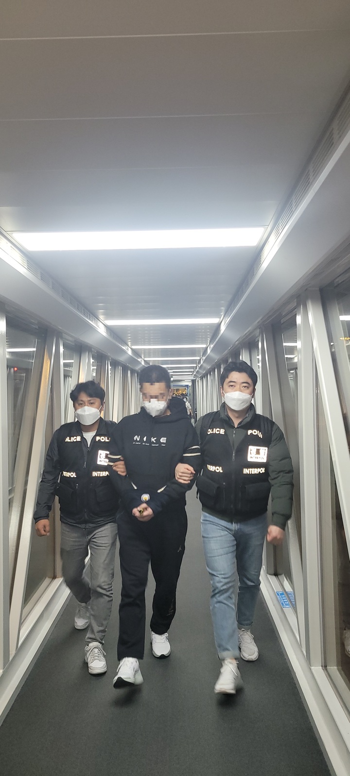 [서울=뉴시스]국내에 49.5g 분량의 필로폰을 유통시키고 필리핀으로 도주한 혐의를 받는 40대 남성이 3일 오전 인천국제공항을 통해 강제송환되고 있다.(사진=경찰청 제공) *재판매 및 DB 금지