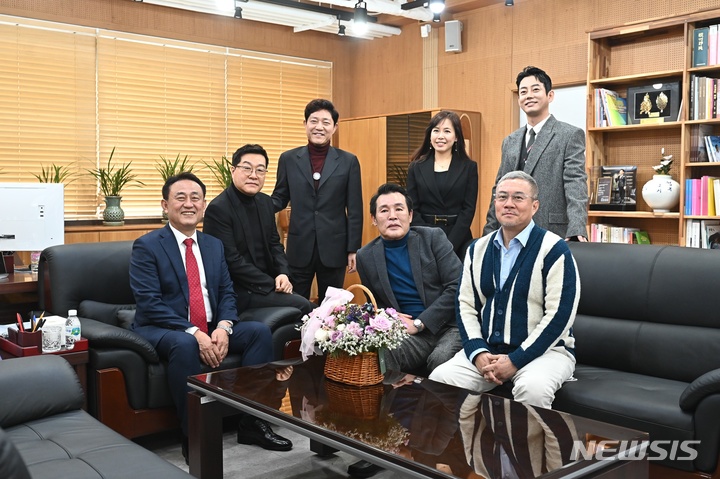  가수 테이 등 여주시 홍보대사로 위촉된 5명이 이충우 여주시장과 이순열 여주세종문화관광재단 이사장과 기념쵤영을 하고 있다.