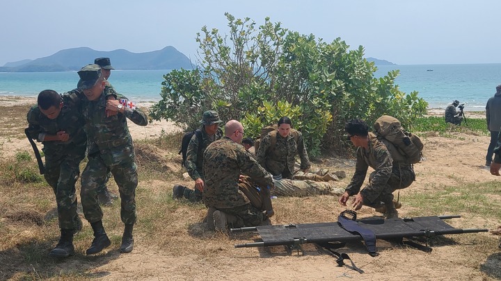 [태국 핫야오=뉴시스] '코브라골드 2023' 훈련에 참가한 한국 해병대원이 부상을 입는 사고가 발생했다. 다만 미군과 태국군의 신속한 현장 조치로 생명에는 지장이 없는 것으로 확인됐다. 사진은 지난 2일 미군과 태국군이 부상자 이송을 위한 훈련을 하는 모습. (사진=하종민 기자) 2023.03.04. photo@newsis.com&nbsp; *재판매 및 DB 금지