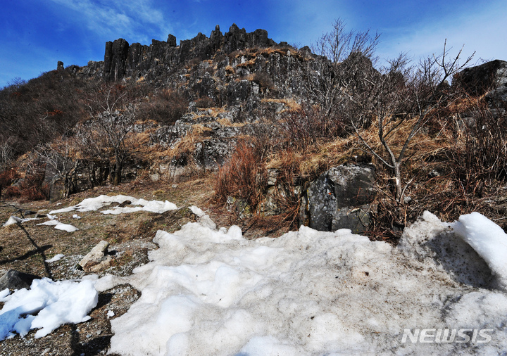 [광주=뉴시스] 이영주 기자 = 동면에 들어갔던 동물들이 깨어난다는 절기상 경칩을 이틀 앞둔 4일 오전 광주 무등산국립공원 지왕봉 일대에 쌓인 눈이 녹지 않고 있다. 2023.03.04. leeyj2578@newsis.com
