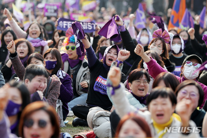 [서울=뉴시스] 백동현 기자 = 3.8 세계 여성의 날을 나흘 앞둔 4일 오후 서울 중구 서울광장 앞에서 한국여성단체연합 회원들이 집회를 열고 구호를 외치고 있다. 2023.03.04. livertrent@newsis.com