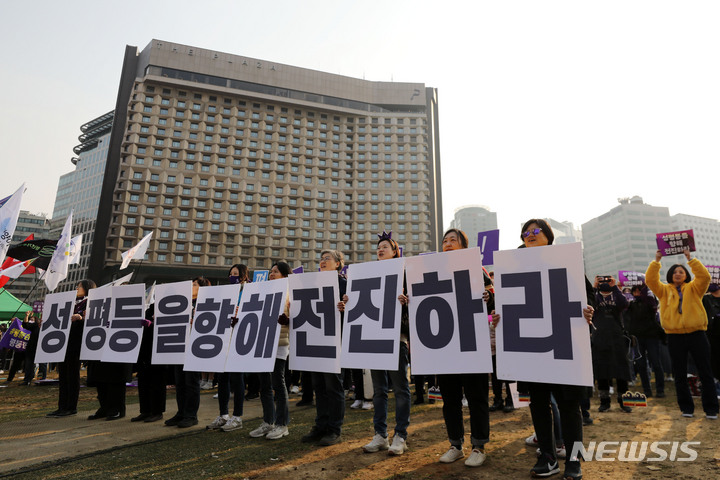 [서울=뉴시스] 백동현 기자 = 3.8 세계 여성의 날을 나흘 앞둔 4일 오후 서울 중구 서울광장 앞에서 한국여성단체연합 회원들이 집회를 열고 퍼포먼스하고 있다. 2023.03.04. livertrent@newsis.com