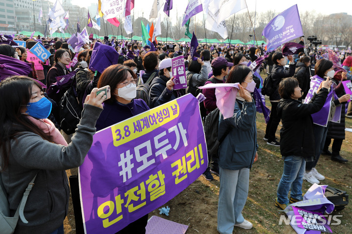 [서울=뉴시스] 백동현 기자 = 3.8 세계 여성의 날을 나흘 앞둔 4일 오후 서울 중구 서울광장 앞에서 한국여성단체연합 회원들이 집회를 열고 구호를 외치고 있다. 2023.03.04. livertrent@newsis.com