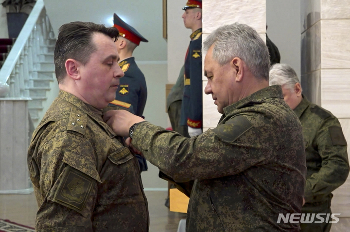 [모스크바=AP/뉴시스] 러시아 국방부가 지난 3월4일(현지시간) 공개한 사진에서 세르게이 쇼이구 러시아 국방장관(오른쪽)이 러시아 합동군 사령부에서 군 지휘관들과 만난 자리에서 장교들에게 훈장을 수여하고 있다. 이 회의는 쇼이구 장관이 이날 우크라이나 동부 도네츠크주에 있는 러시아 동부 사령부를 시찰한 뒤 열렸다고 러시아 국방부는 밝혔다. 2023.06.09.