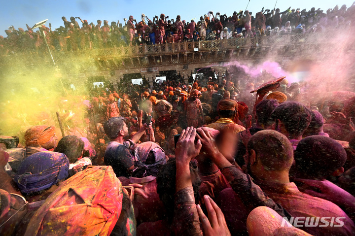 [낭고안=AP/뉴시스] 인도 뉴델리에서 남쪽으로 115km 떨어진 낭고안의 난다그람 사원에서 1일(현지시간) 색 가루가 묻은 바르사나 마을 남자들이 홀리제에 참여하고 있다. 2023.03.07.