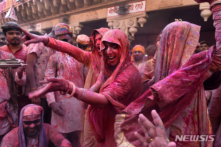 [낭고안=AP/뉴시스] 사람들이 1일(현지시간) 인도 뉴델리에서 남쪽으로 115km 떨어진 낭고안의 난다그람 사원에서 열린 홀리제에서 색가루로 얼룩져 있다. 2023.03.07.