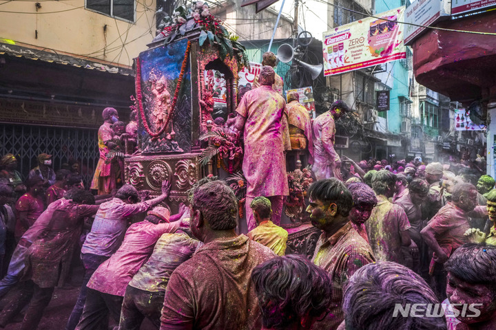 [콜카타=AP/뉴시스] 5일(현지시간) 힌두교 신자들이 인도 콜카타에서 홀리제 기간에 크리슈나 신을 숭배하며 제물을 옮기고 있다. 2023.03.07.