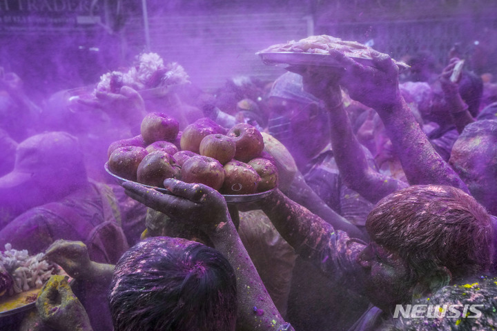 [콜카타=AP/뉴시스] 5일(현지시간) 힌두교 신자들이 인도 콜카타에서 홀리제 기간에 크리슈나 신을 숭배하며 제물을 옮기고 있다. 2023.03.07.