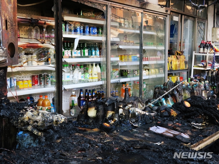 [인천=뉴시스] 김동영 기자 = 5일 오전 인천 동구 현대시장 점포들이 전날 발생한 화재로 불에 탔다. 전날 현대시장에서 발생한 화재로 인해 시장 내부 212개 점포 가운데 55개 점포가 불에 탔다. 2023.03.05. dy0121@newsis.com 