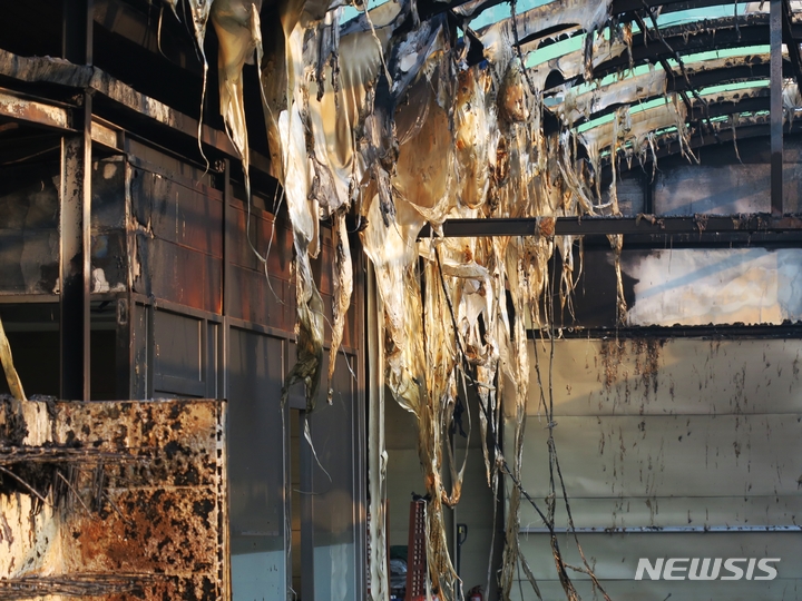 [인천=뉴시스] 김동영 기자 = 5일 오전 인천 동구 현대시장 점포들이 전날 발생한 화재로 불에 탔다. 전날 현대시장에서 발생한 화재로 인해 시장 내부 212개 점포 가운데 55개 점포가 불에 탔다. 2023.03.05. dy0121@newsis.com 