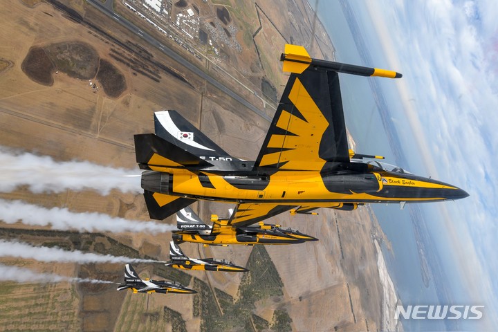 [서울=뉴시스]공군 특수비행팀 '블랙이글스'(Black Eagles)가 올해 처음 참가한 호주 국제 에어쇼에서 종합 최우수상을 받았다. (사진=공군 제공) 2023.03.05. photo@newsis.com