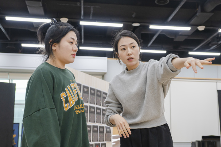 [서울=뉴시스]국립창극단 '정년이'에서 주인공을 맡은 (왼쪽부터) 조유아, 이소연이 연습하는 모습. (사진=국립극장 제공) 2023.03.05. photo@newsis.com  *재판매 및 DB 금지